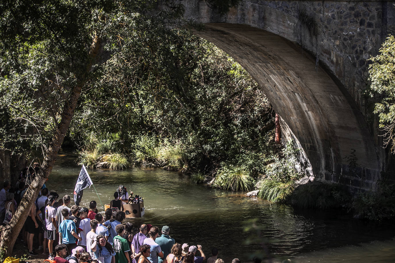 Veintitrés embarcaciones participan en la carrera de barcos de cartón de Villanueva