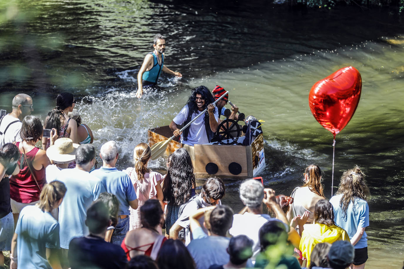 Veintitrés embarcaciones participan en la carrera de barcos de cartón de Villanueva