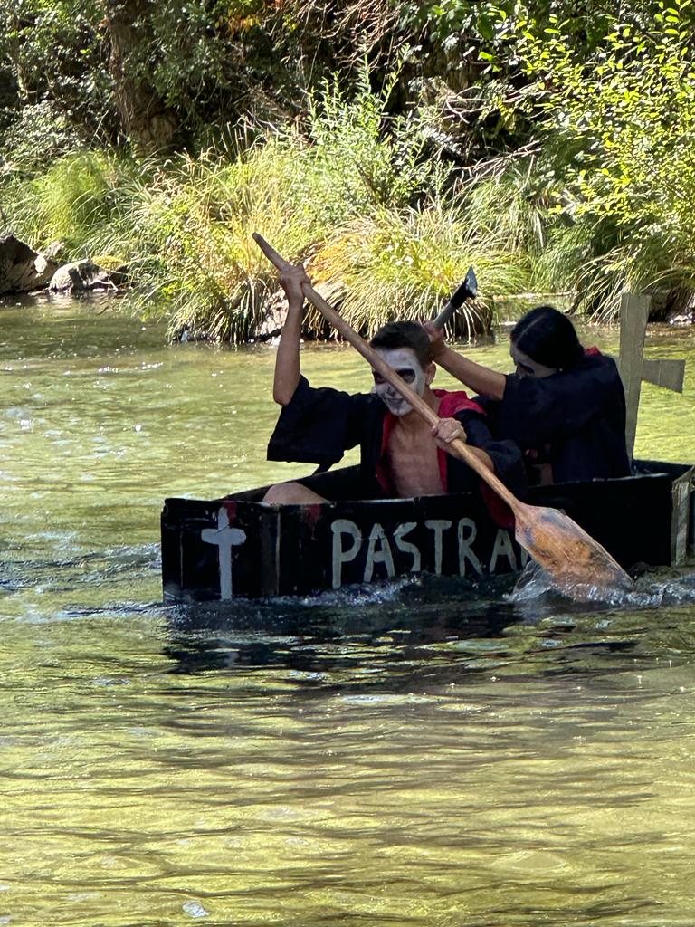 Veintitrés embarcaciones participan en la carrera de barcos de cartón de Villanueva