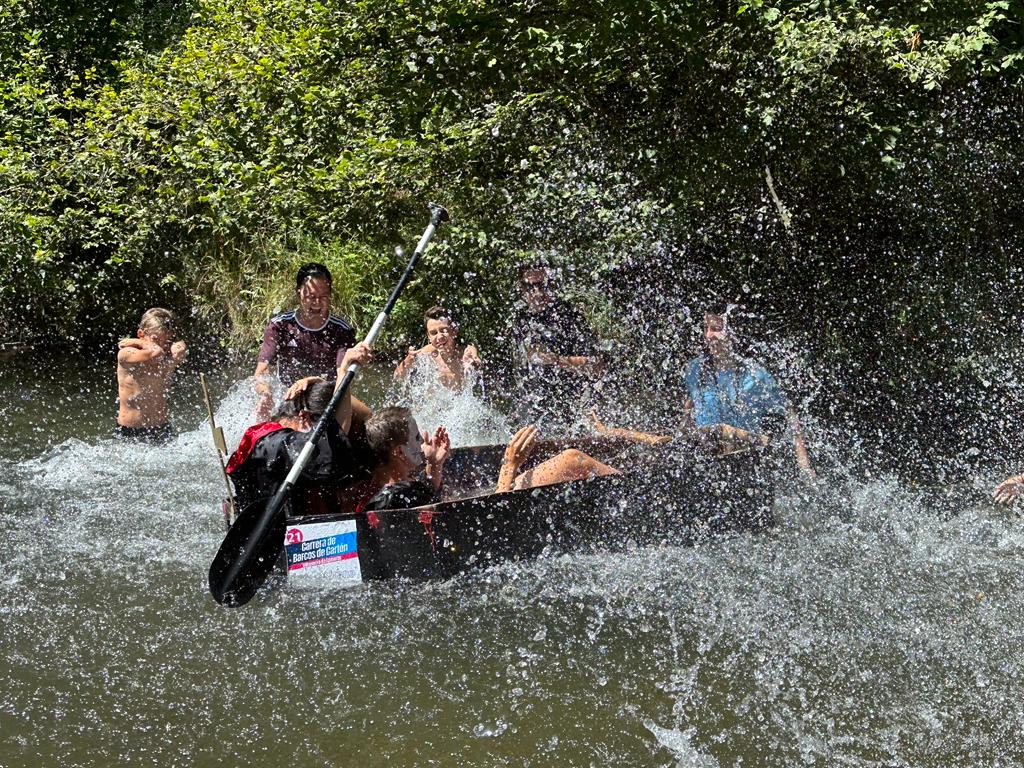 Veintitrés embarcaciones participan en la carrera de barcos de cartón de Villanueva