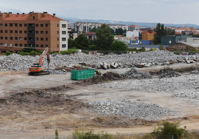 Derribos de las edificaciones en desuso el verano pasado.