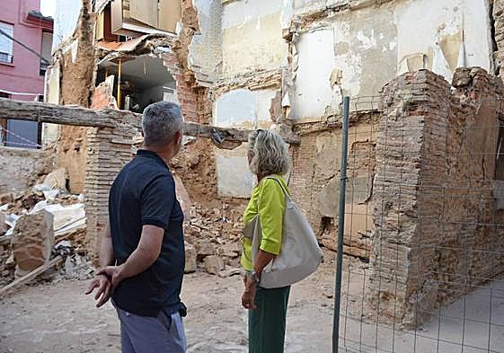 Antonio Mazo y Mónica Arceiz, esta mañana en la vivienda afectada.