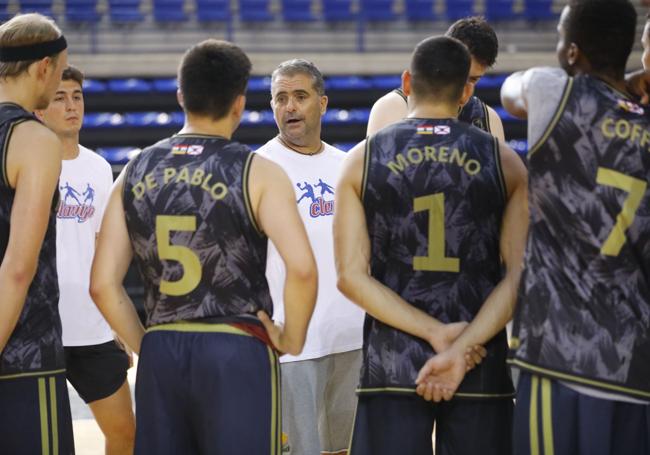 Jenaro Díaz da instrucciones a sus hombres.