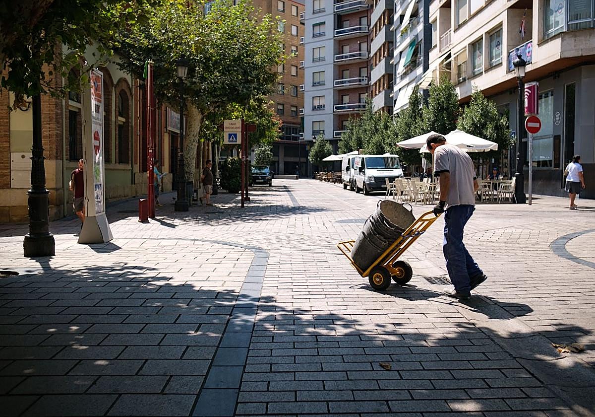 Francy transportando los cubos para la obra que está realizando.