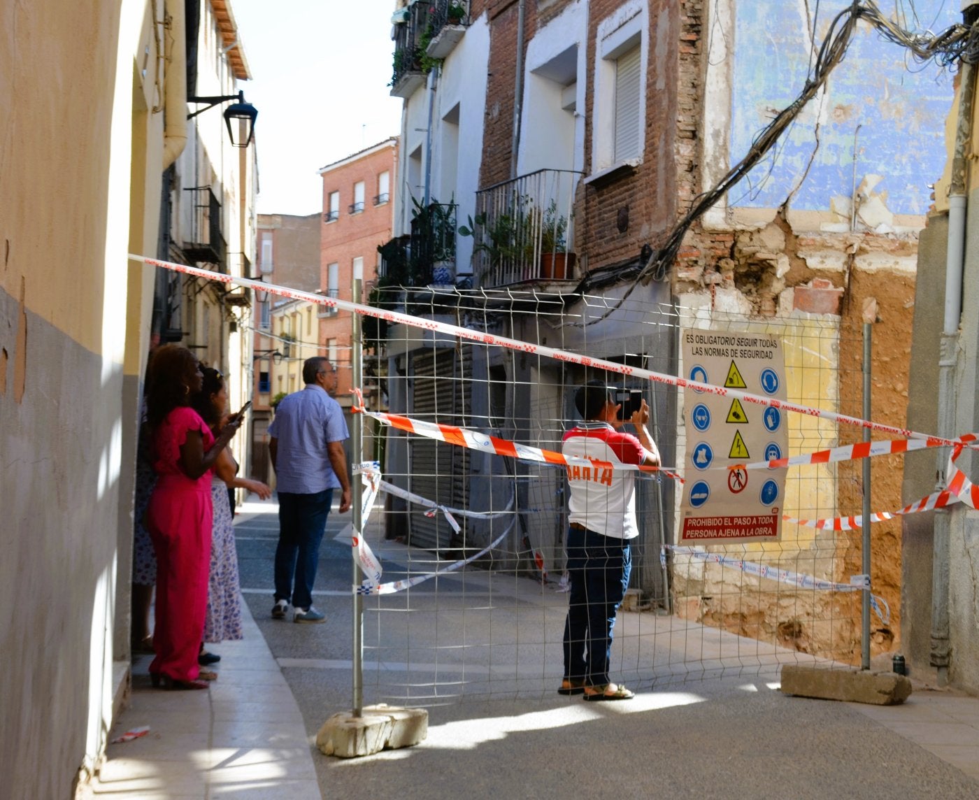 Vecinos afectados por el siniestro observan los daños en el edificio.