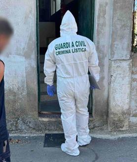 Imagen secundaria 2 - Arriba, agentes de criminalística trabajan en el lugar de los hechos. Abajo, traslado de uno de los detenidos y un guardia civil entra en la casa de Guillermo Castillo.