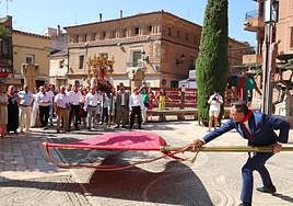 Al acabar la procesión, la imagen del patrón fue recibida en el Fosal de su iglesia con una serie de banderazos.