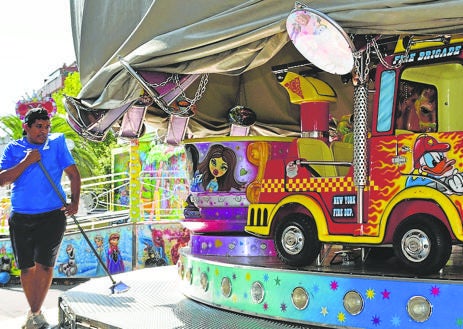 Imagen secundaria 1 - Arriba peatones delante del vallado del encierro, en las dos de abajo feriantes de las atracciones. 