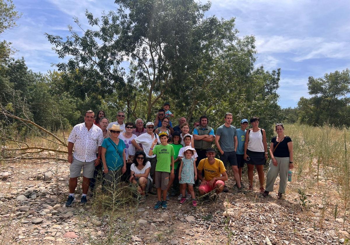 Participantes en una visita didáctica a la laguna de Elciego.