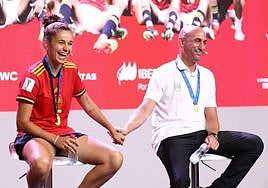 Ana Tejada, con Rubiales cuando la selección española Sub'20, de la que la riojana formaba parte, fue recibida tras ganar el Mundial.