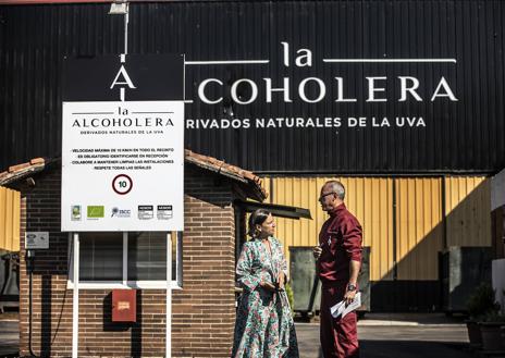 Imagen secundaria 1 - Uno de los trabajadores de la alcoholera se encarga de que todo vaya bien en el proceso de descarga del vino desde las cisternas hasta el depósito | Aquí comienza el proceso, con el recibimiento de las cisternas. | Las primeras cisternas llegan a La Alcoholera de La Rioja. 