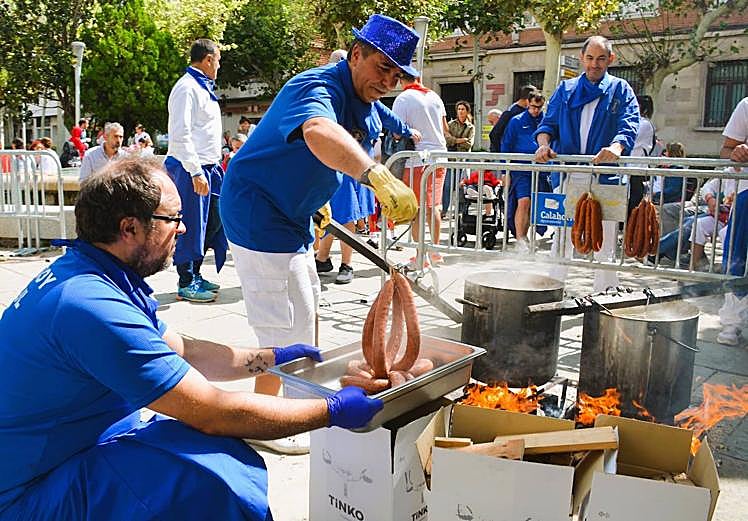 Imagen principal - Desafíos con vaquilla en la plaza