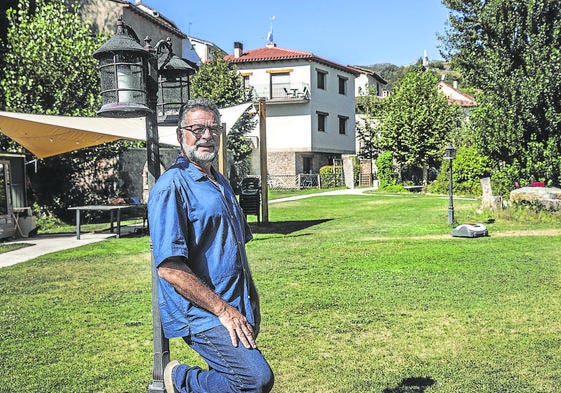 Joaquín Sanz, preside la Asociación de Casas Rurales de La Rioja, posa en el jardín de la suya, Villa Liquidámbar, en Torrecilla en Cameros.