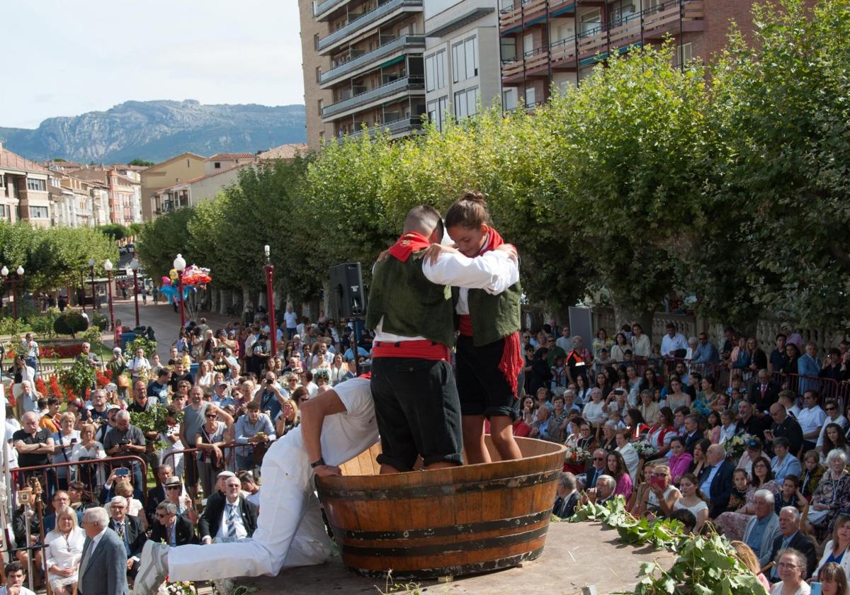 Dos jóvenes pisan la uva en las fiestas de año pasado.