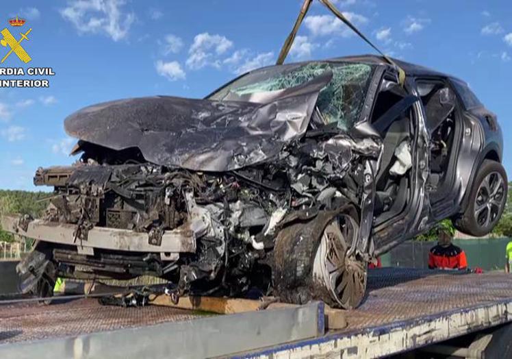 Imagen principal - Daños cuantiosos en los vehículos implicados en el accidente.