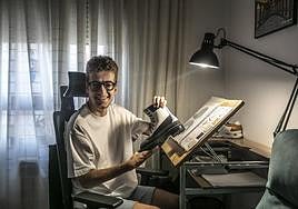 Diego Antón Fernández, en su escritorio de trabajo de su casa.