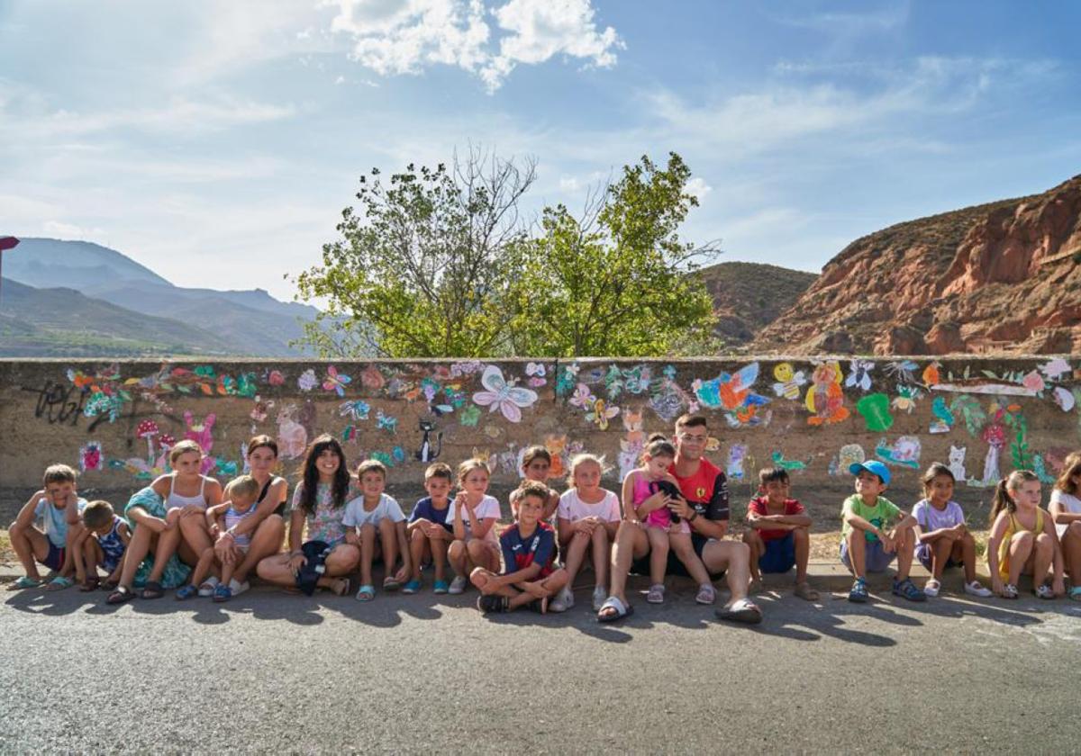 Los niños de Santa Eulalia Bajera pintan un mural...