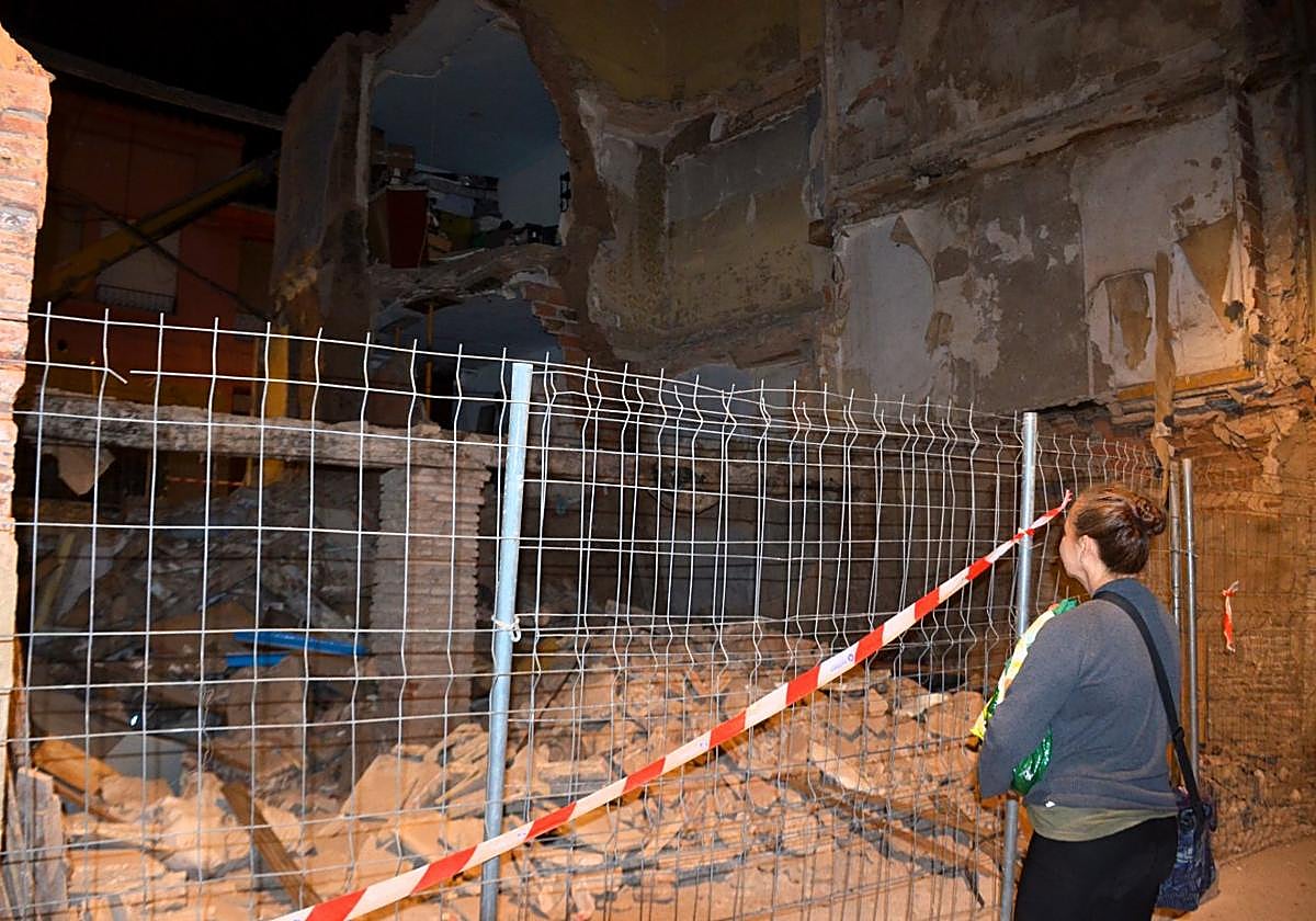 Gloria vigila sus pertenencias, desde la parte de atrás del edificio derrumbado, en la calle Los Sastres