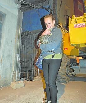 Imagen secundaria 2 - Cerradura que reventaron para entrar en el inmueble | Gloria, delante de su casa en plena noche 