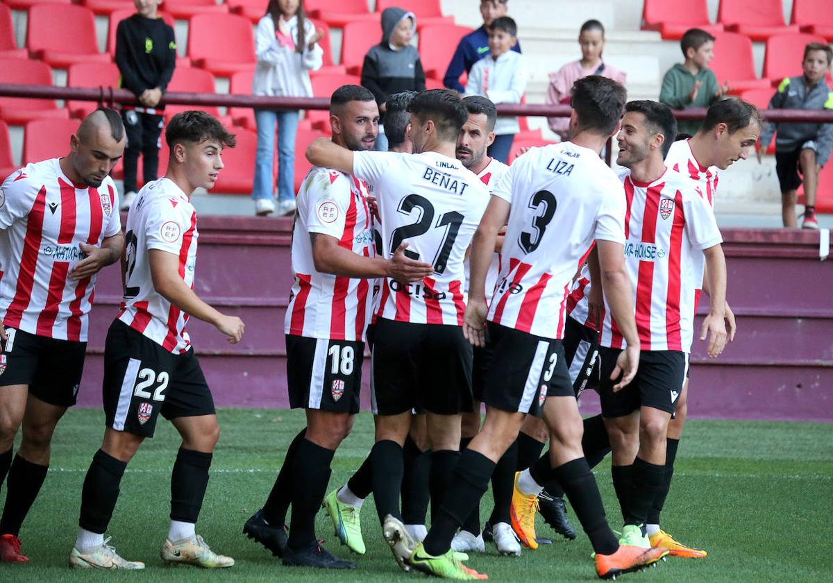 Los jugadores de la UD Logroñés celebran su segundo gol.