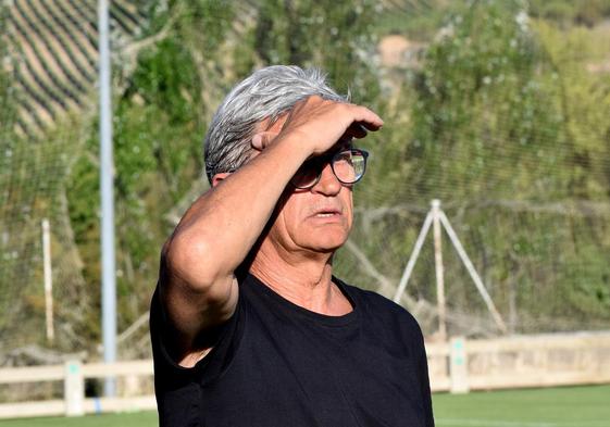 Jordi Fabregat se protege del sol en un partido de pretemporada de la Sociedad Deportiva Logroñés.