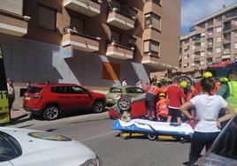 Los bomberos, en pleno trabajo en el vehículo