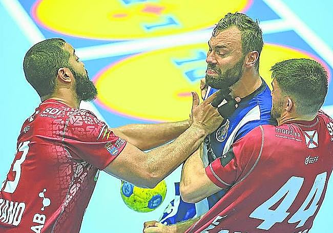 Ponciano y Palomino defienden con fuerza un ataque portugués.