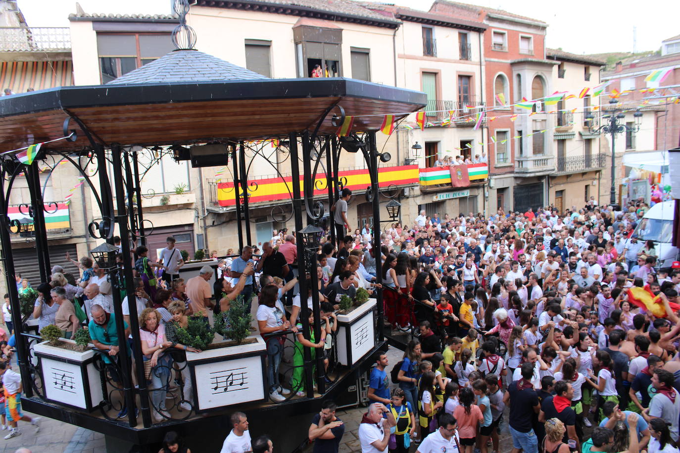 Cenicero dispara el cohete de fiestas