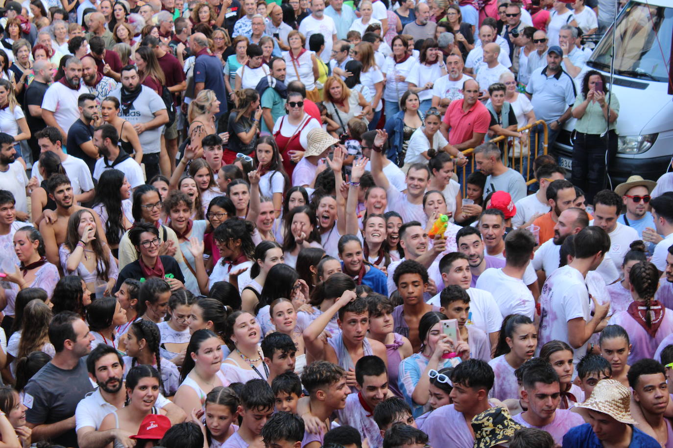 Cenicero dispara el cohete de fiestas