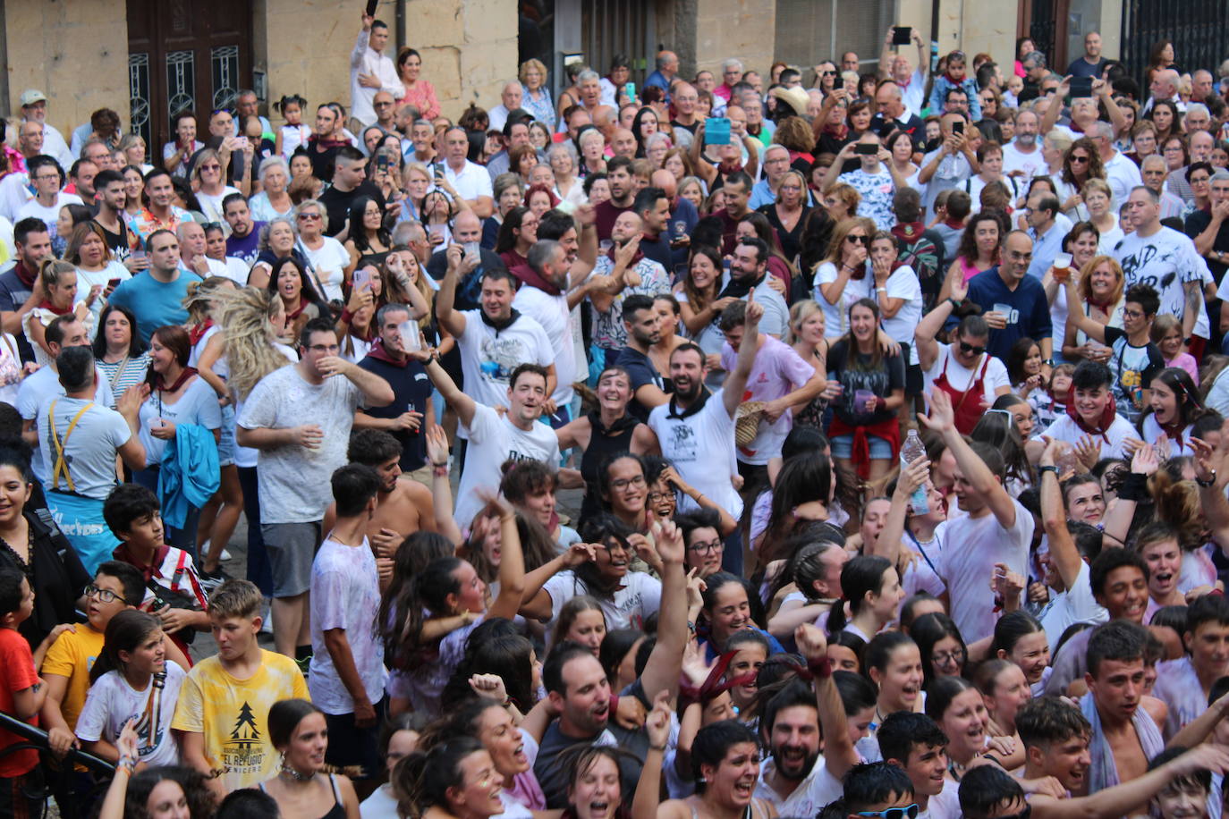 Cenicero dispara el cohete de fiestas