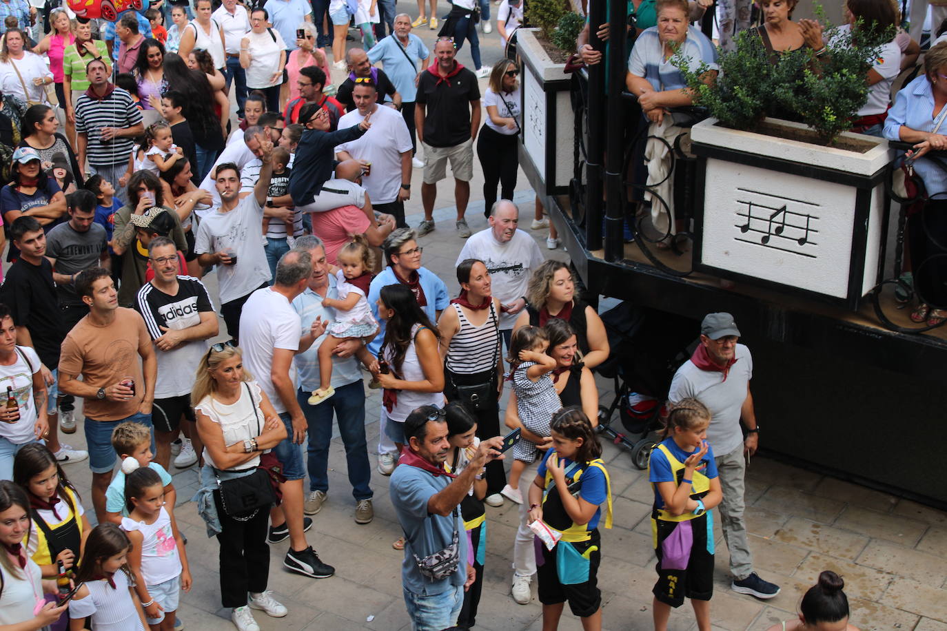 Cenicero dispara el cohete de fiestas