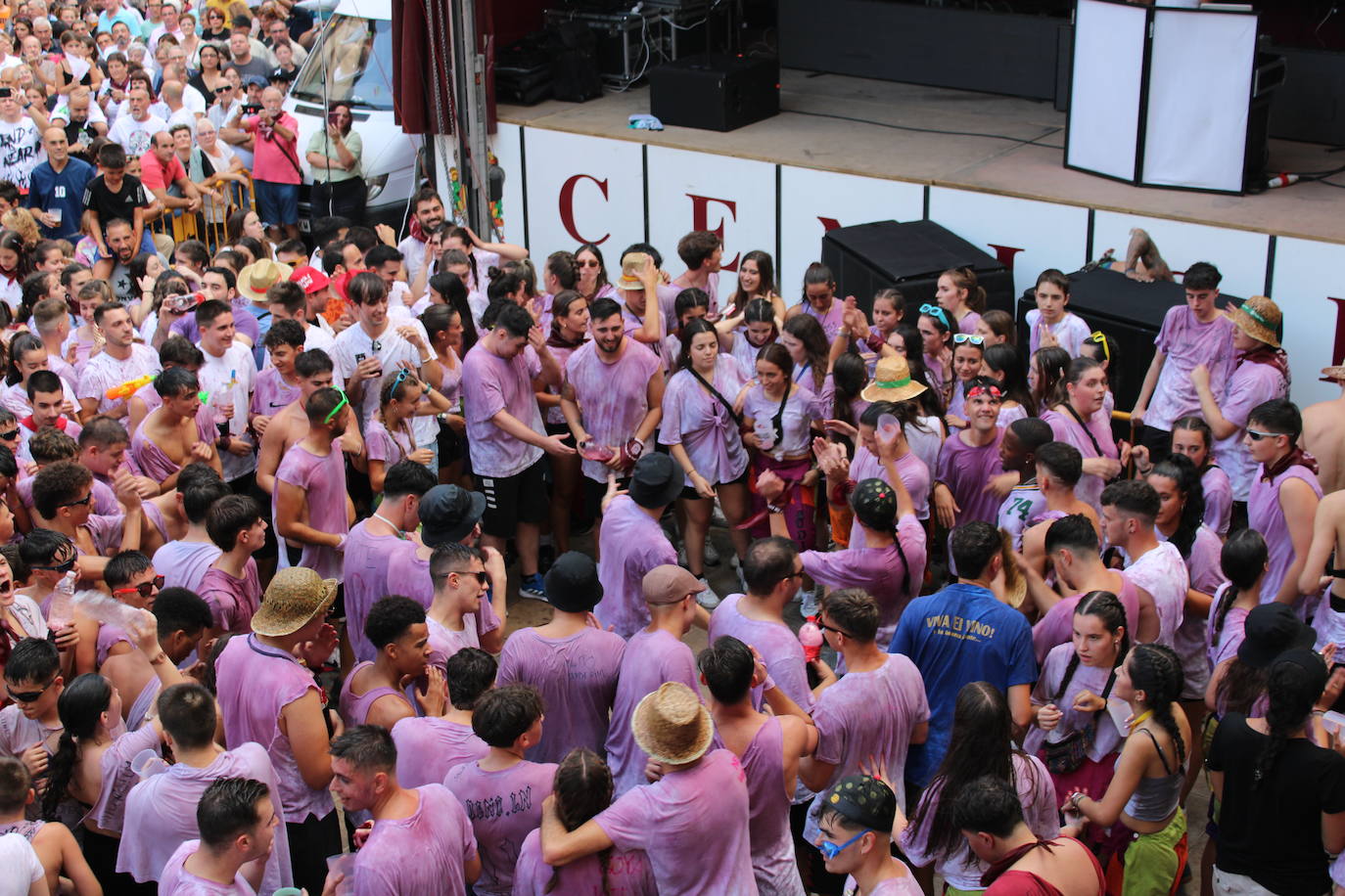 Cenicero dispara el cohete de fiestas