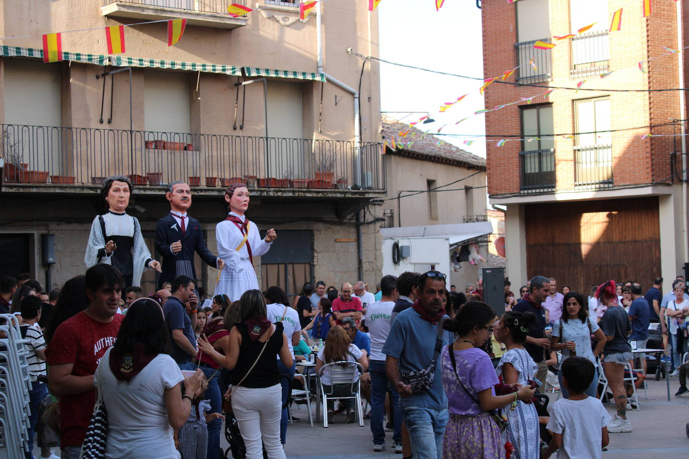 Cenicero dispara el cohete de fiestas