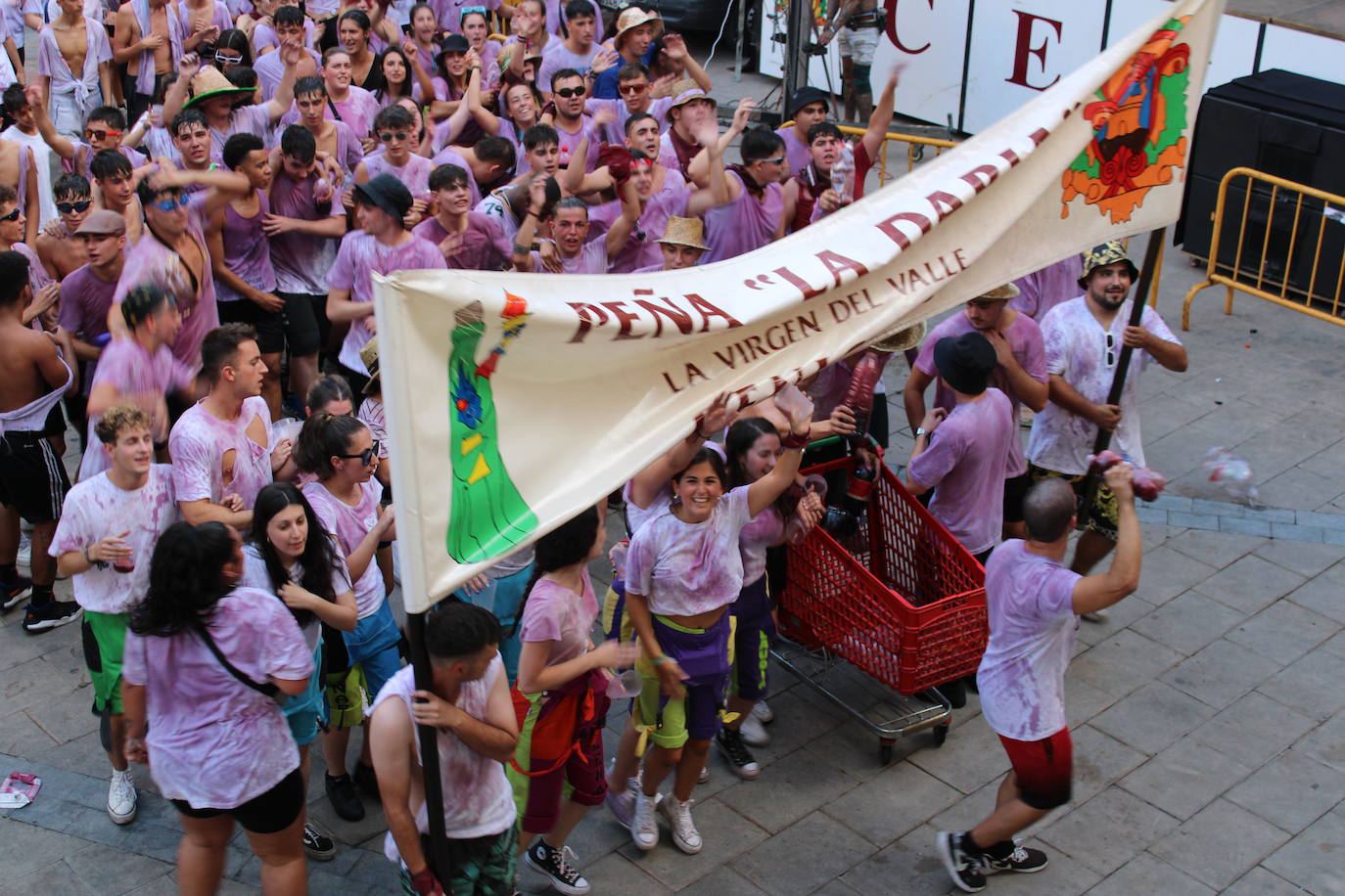 Cenicero dispara el cohete de fiestas