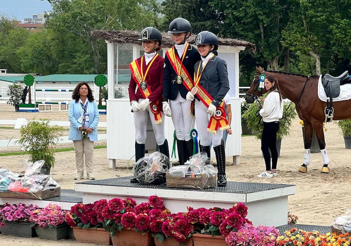 Triana Vargas, en el centro, tras proclamarse campeona de España.