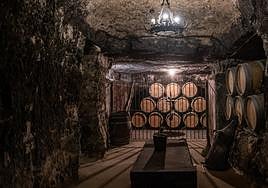 Antiguo pellejo de piel de cabra, cántara y embudo, en uno de los calados que alberga barricas.