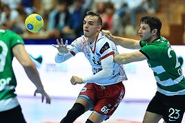 Edu Cadarso pasa el balón durante el encuentro ante el Sporting