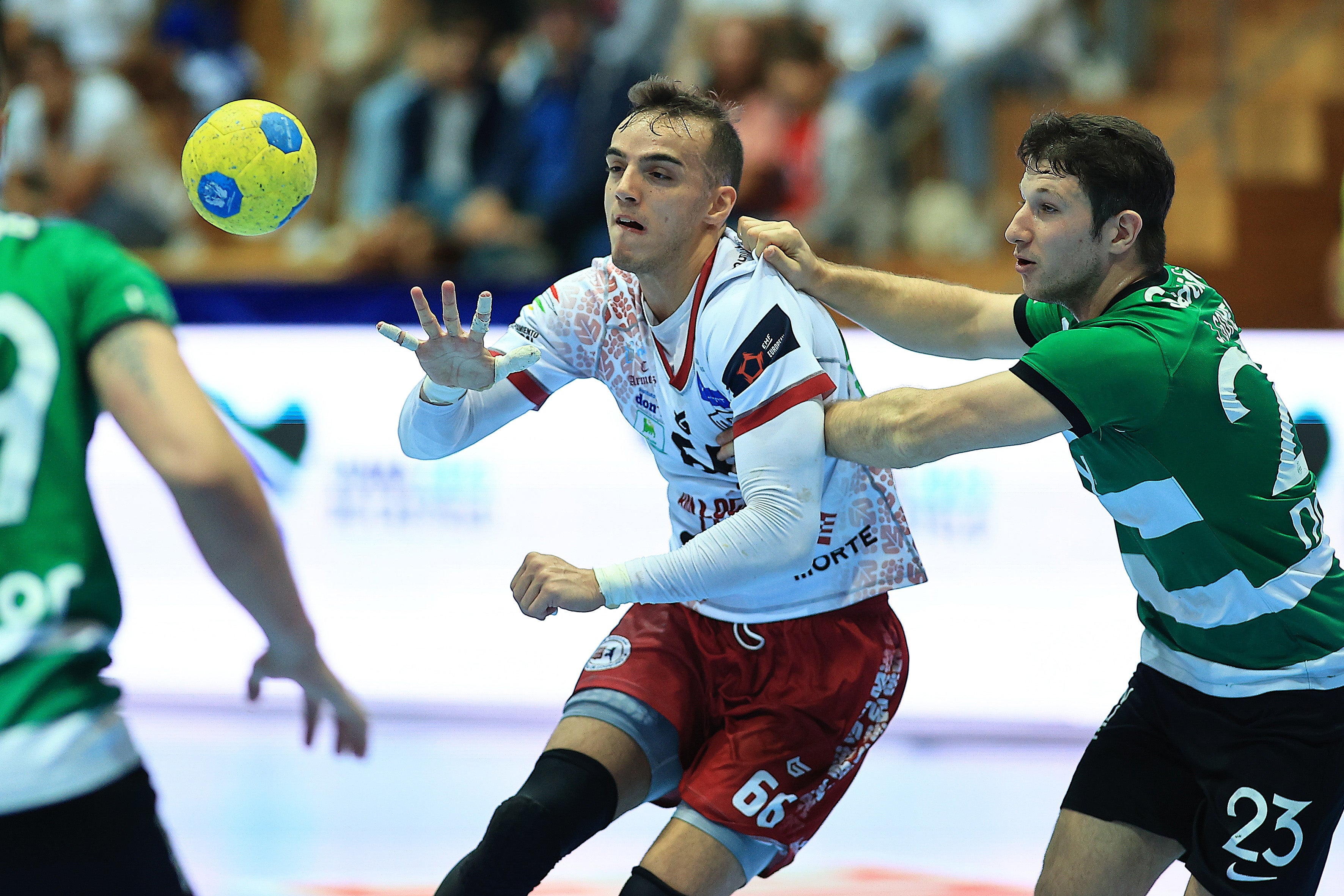 Edu Cadarso pasa el balón durante el encuentro ante el Sporting