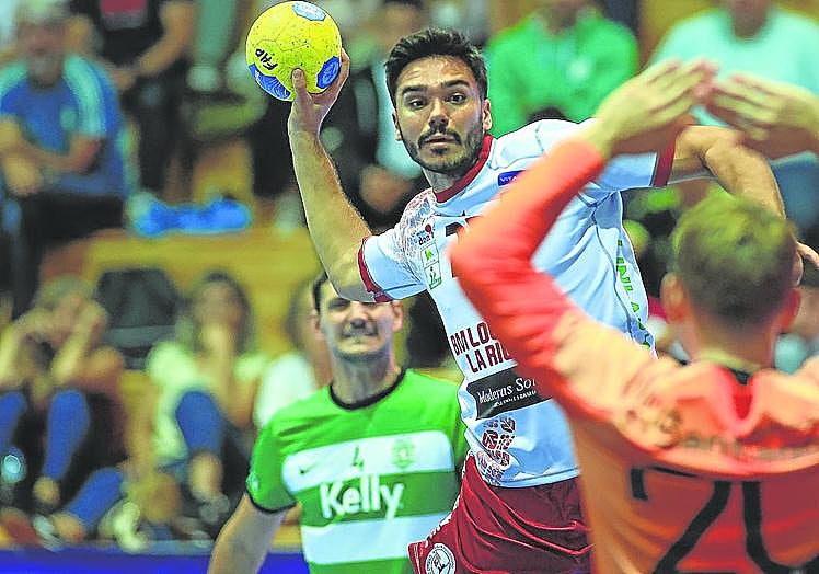 Imagen principal - Arriba, Xavi Tuà salta desde el extremo para enfrentarse a Kristenden. El duelo lo ganó el guardameta del Sporting. Debajo, a la izquierda, Eugen Zaja lanza a portería. Marcó nueve goles. A la derecha, Edu Ortiz intenta una rosca ante Kristensen. 