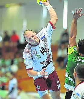 Imagen secundaria 2 - Arriba, Xavi Tuà salta desde el extremo para enfrentarse a Kristenden. El duelo lo ganó el guardameta del Sporting. Debajo, a la izquierda, Eugen Zaja lanza a portería. Marcó nueve goles. A la derecha, Edu Ortiz intenta una rosca ante Kristensen. 