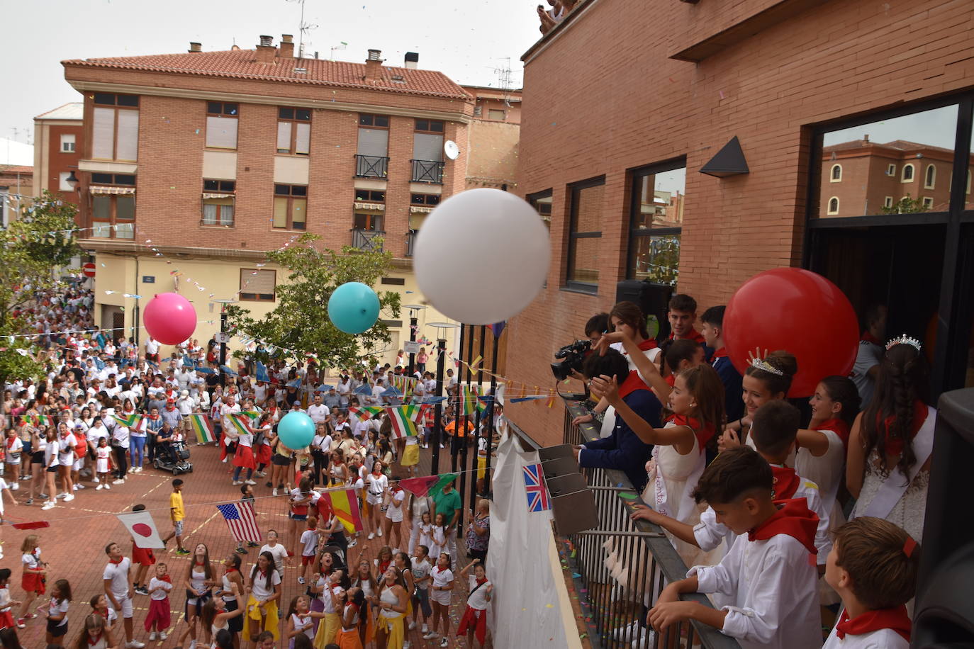 Chupinazo y carrozas de Pradejón