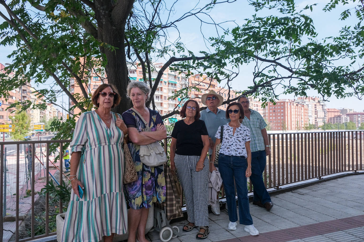 Varios vecinos posan junto al árbol que defienden que debería mantenerse en el futuro parque.