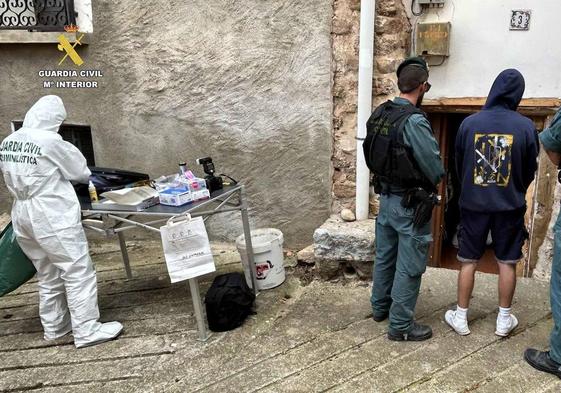 Los agentes de la Guardia Civil, en la vivienda de Pradillo.