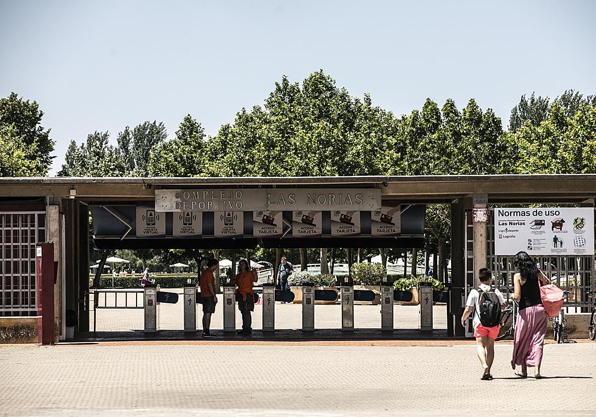Entrada al complejo deportivo municipal de Las Norias en Logroño.