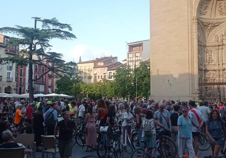 Imagen principal - Medio millar de personas en la bicicletada de Logroño más numerosa