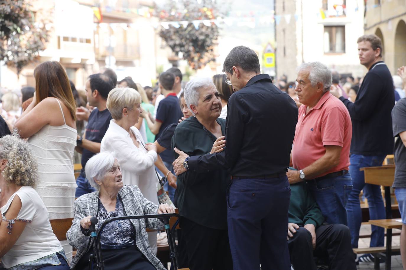 Multitudinaria despedida de Manuel Montoya