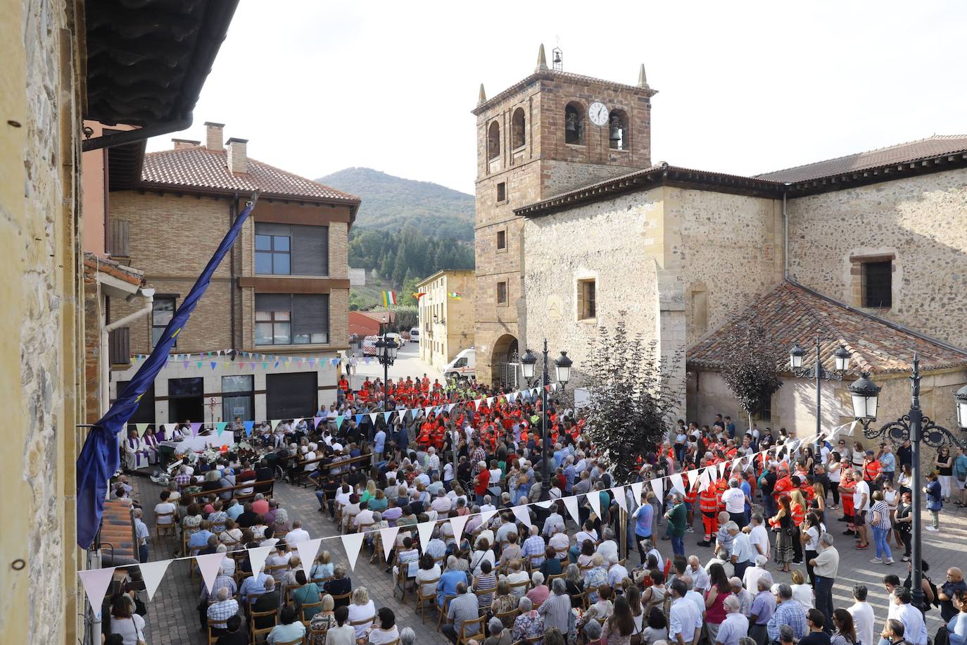 Multitudinaria despedida de Manuel Montoya