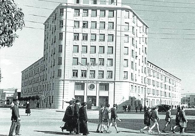 En marcha. La estación y su entorno, en una foto de 1960.