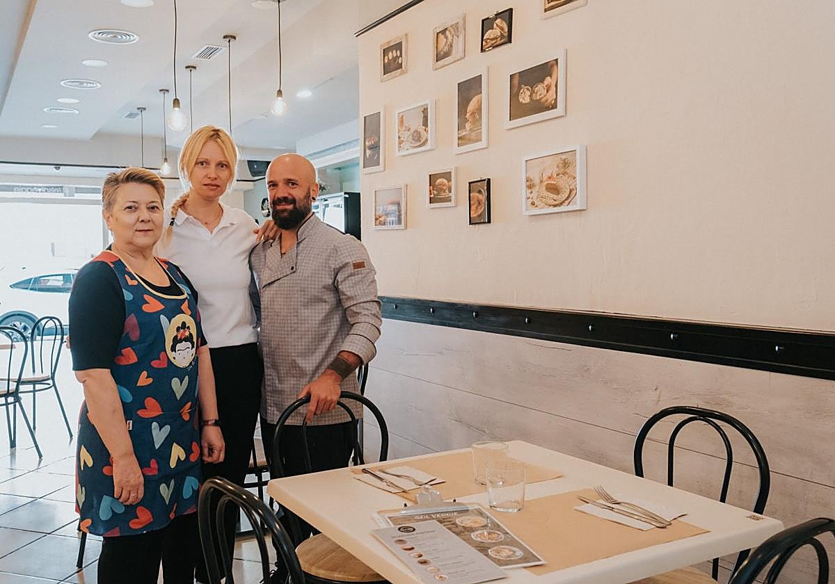 Jorge Alonso, junto a su madre Aurora Somalo y Laura Todoran.