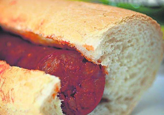 Bocadillo de chorizo con el jarro de vino.